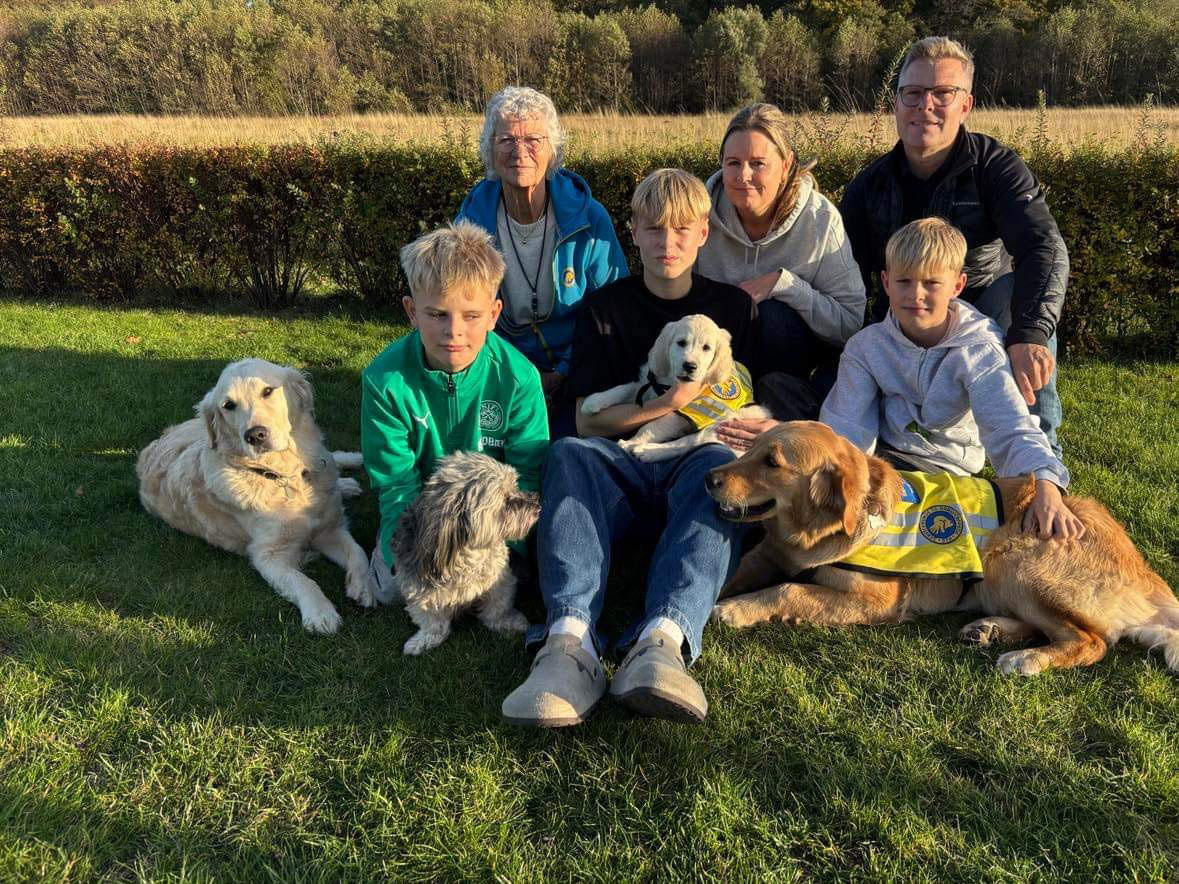 Hvalpeaspirant Daisy II hos sin hvalpevært Maria og hendes familie