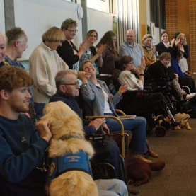 Folk klapper af servicehunde og deres burgere til graduation
