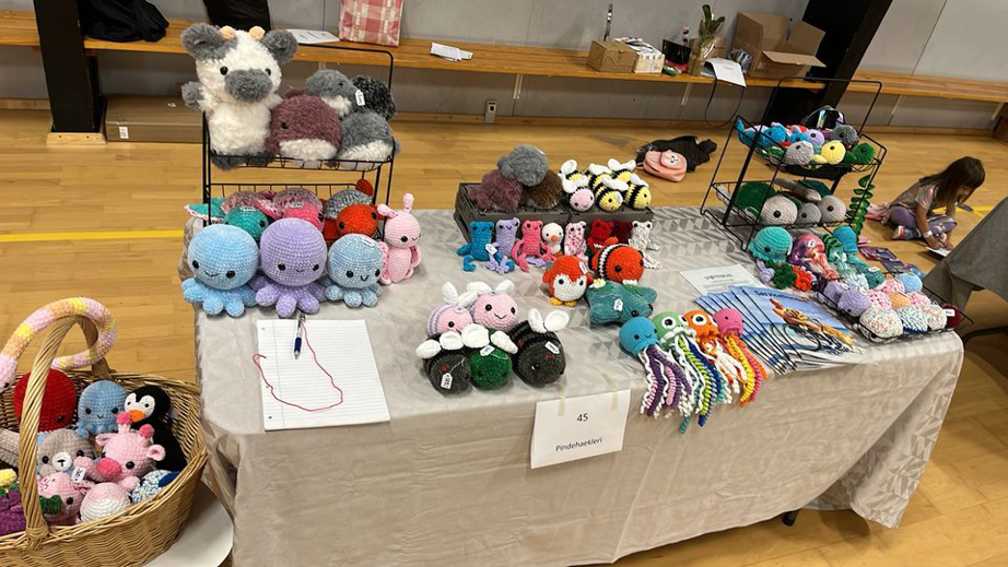 Emily laver donation med hæklede bamser til STH