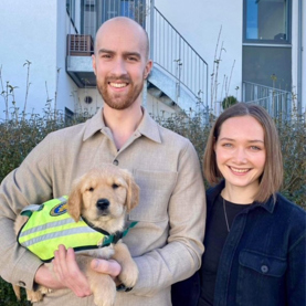 Hvalpeværter Simone og Nickolai med hvalpeaspirant Dexter