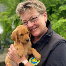 Hundeinstruktør Anette med hvalpeaspirant Civa
