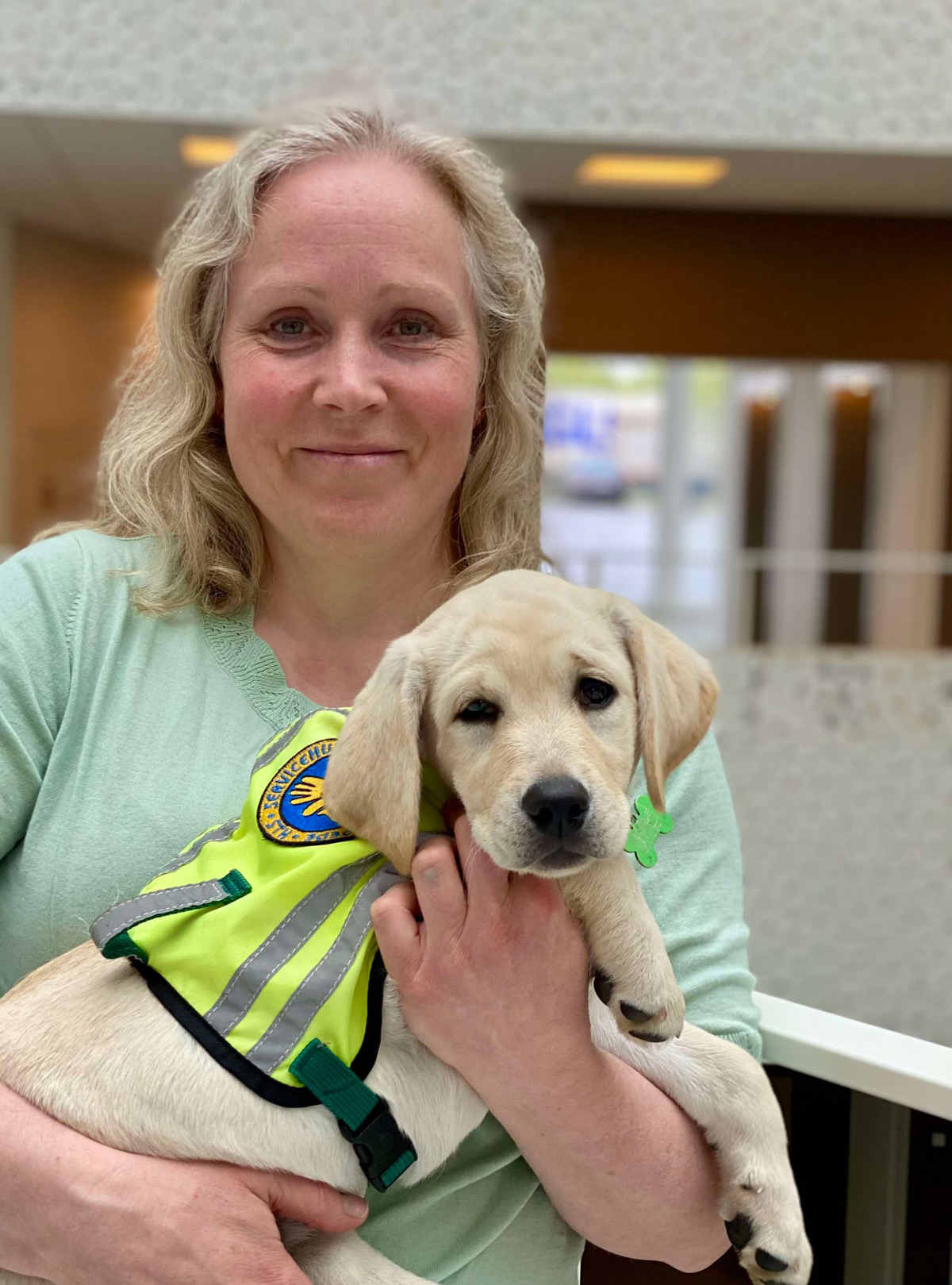 Bestyrelsesmedlem Elisabeth der holder en hvalpeaspirant