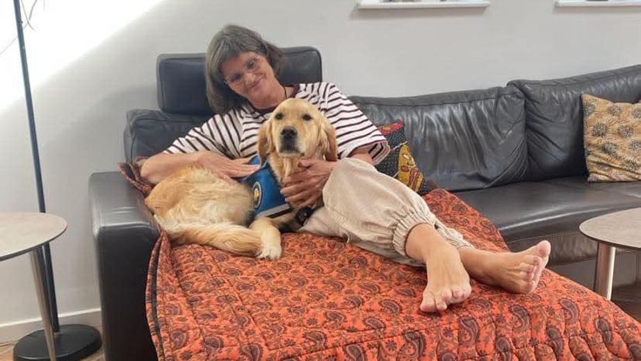 Bruger Githa og servicehund Inger ligger i en sofa