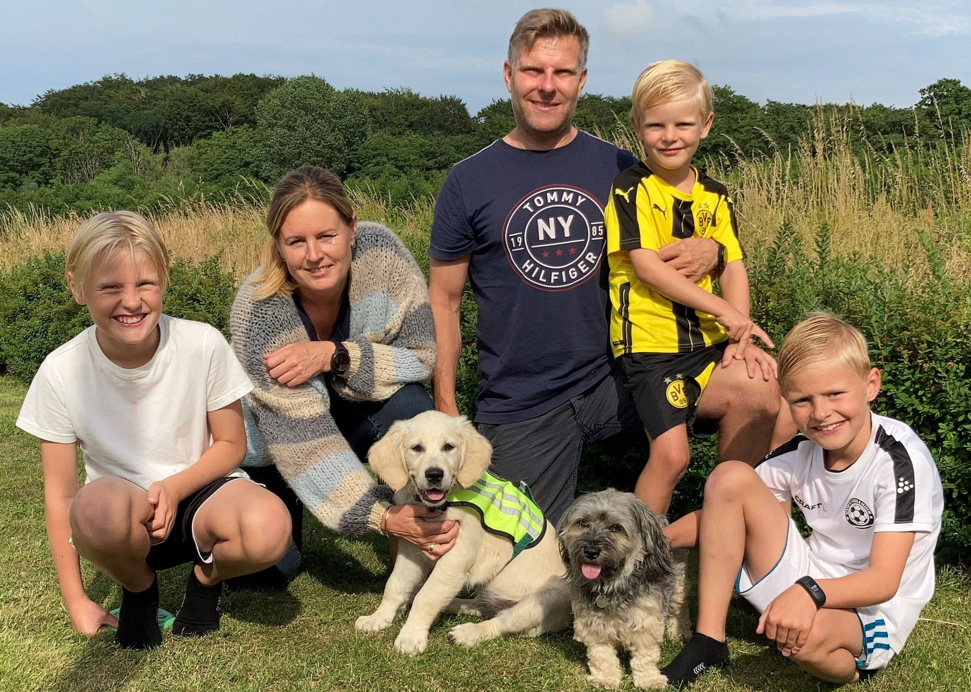 Hvalpevært og familien sammen med hvalpeaspirant Ginny