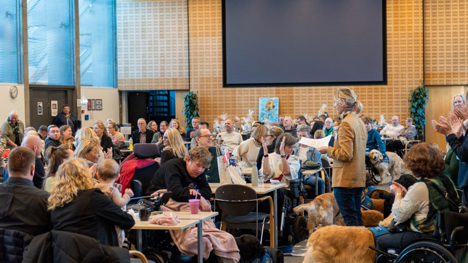 Bestyrelsesmedlem holder en tale foran brugere og deres familier til graduation