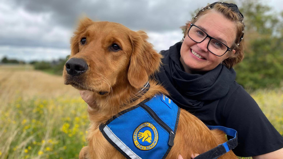 Servicehund Forza og bruger Camilla