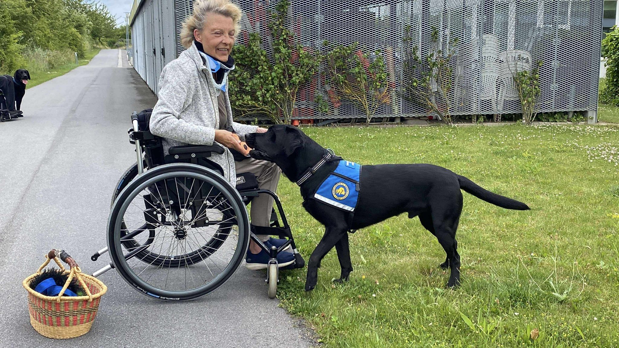 Charlotte og servicehunden Shadow