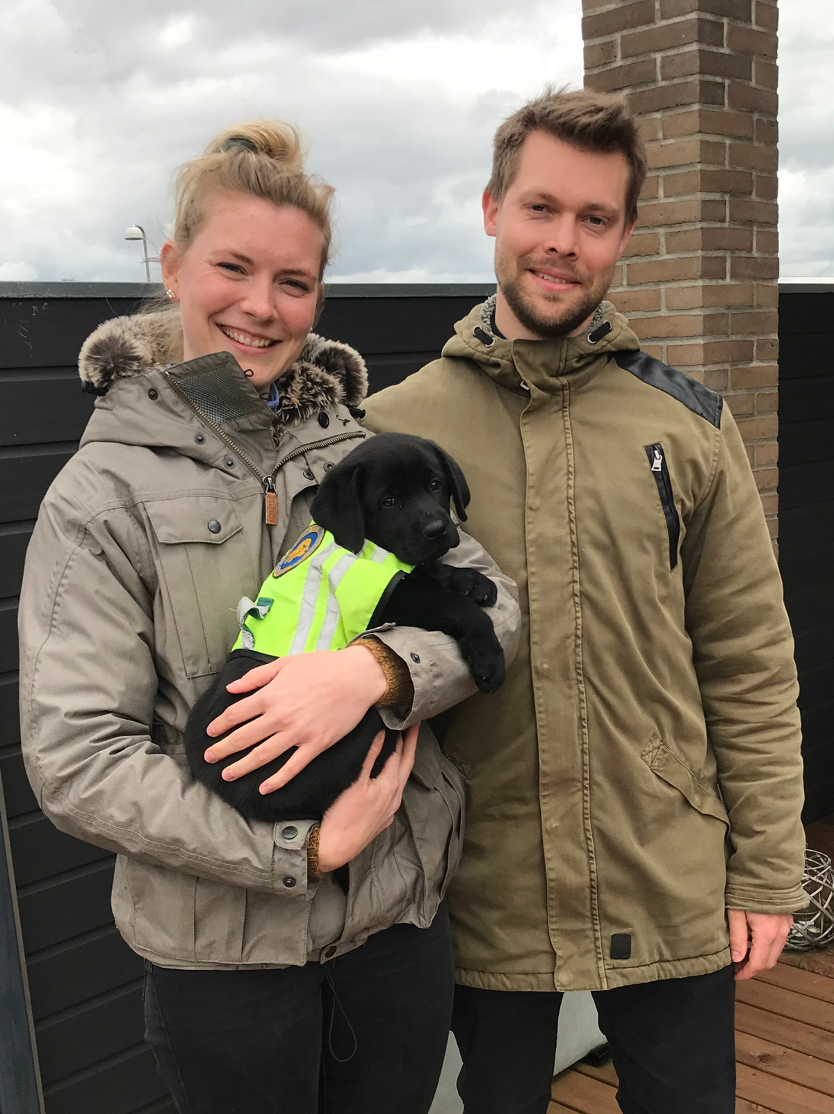 Hvalpeaspirant sammen med to hvalpeværter