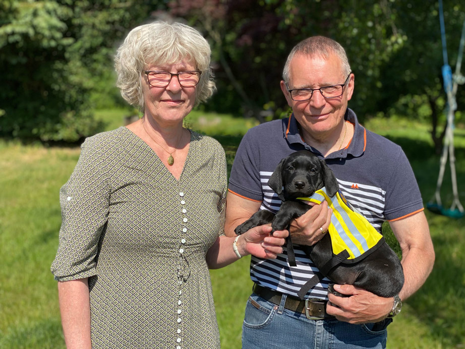 Hvalpeaspirant Luna sammen med hvalpeværterne Erik og Pia Berthelsen