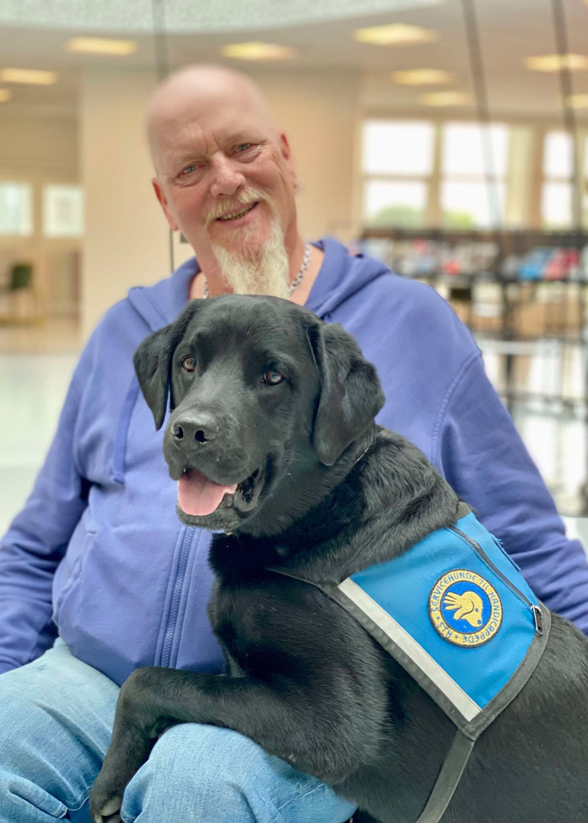 Bestyrelsesmedlem Jan med sin servicehund ved siden af