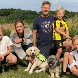 Hvalpevært Maria og familie sammen med hvalpeaspirant Ginny