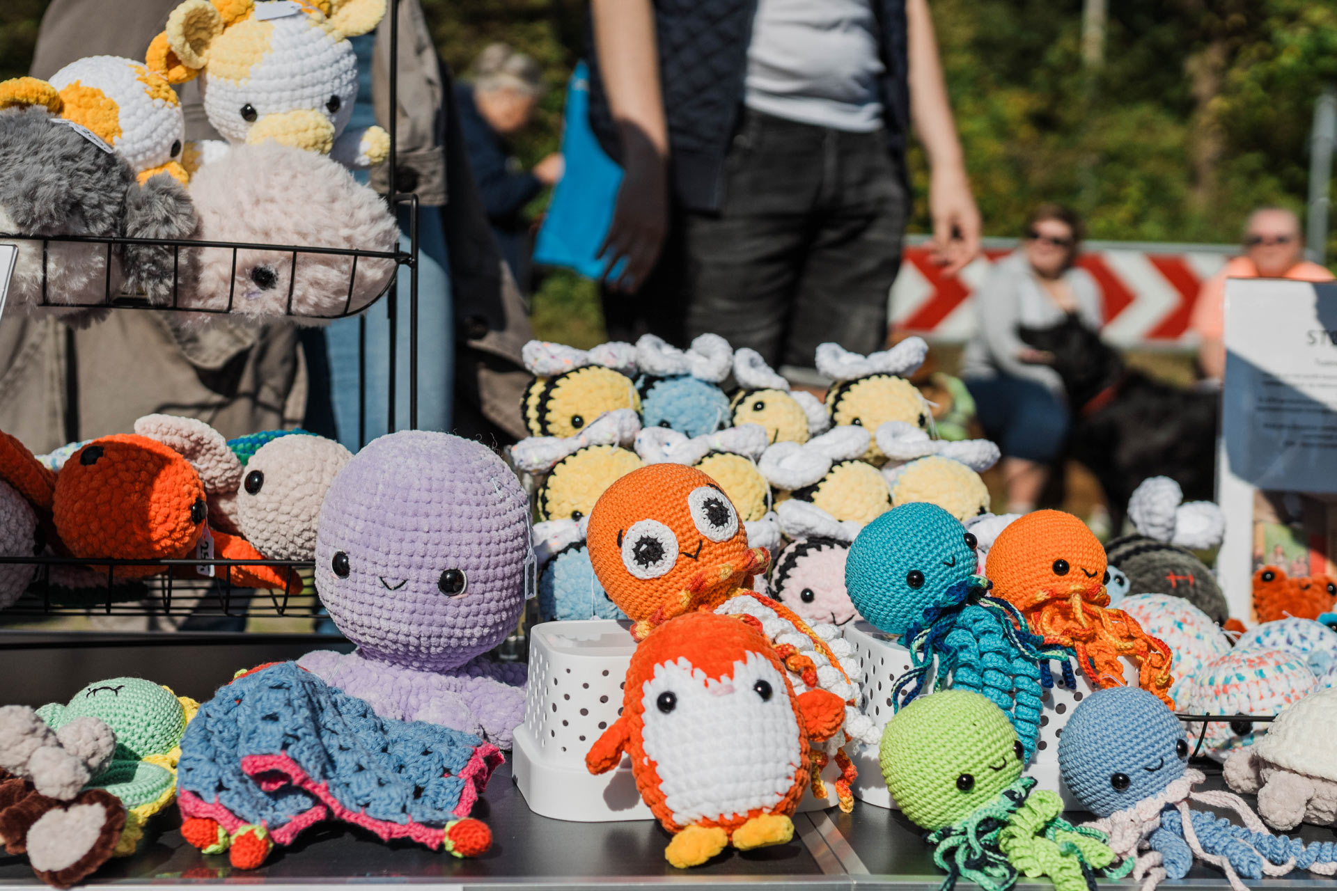 Bord fyldt med hæklede dyr