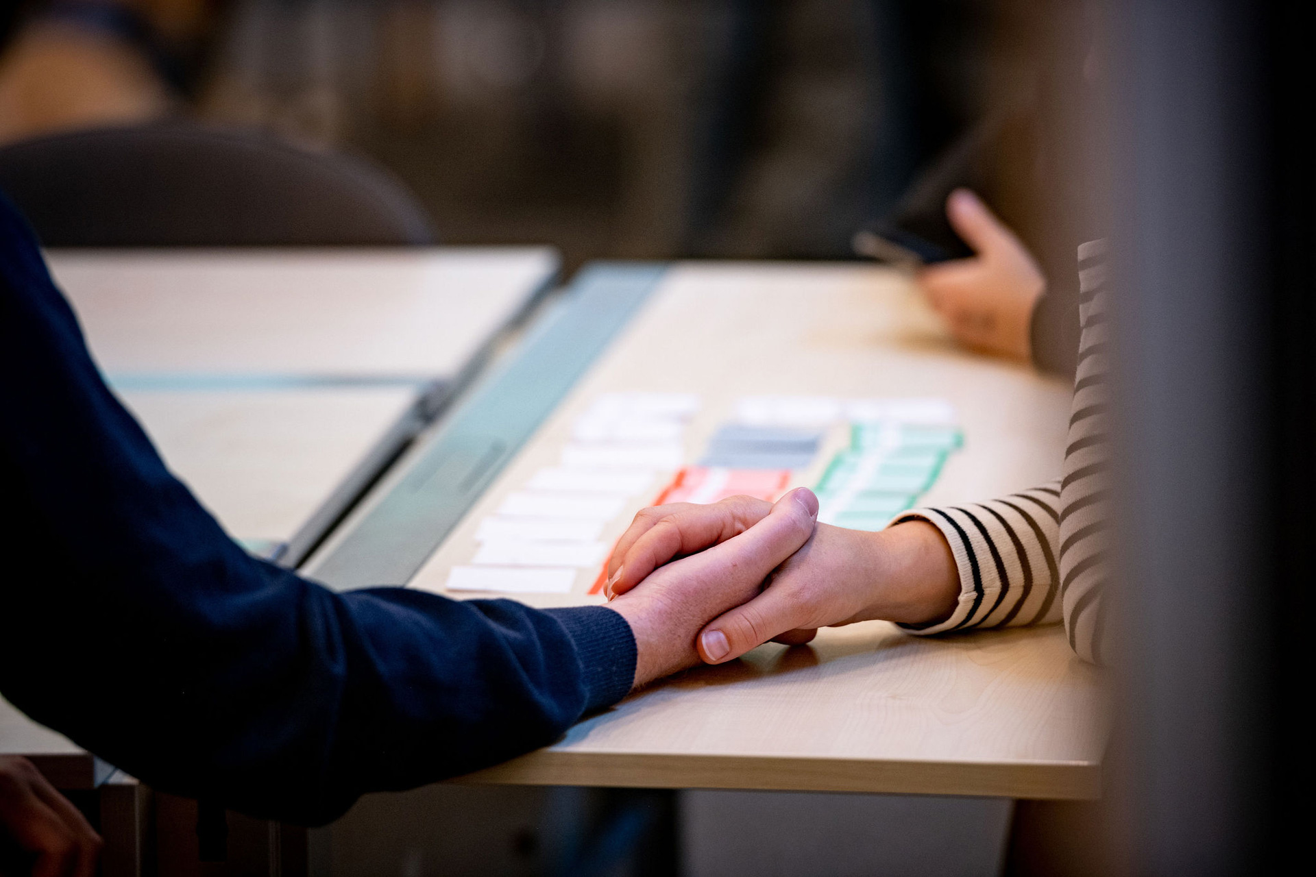 To der holder i hånden til graduation