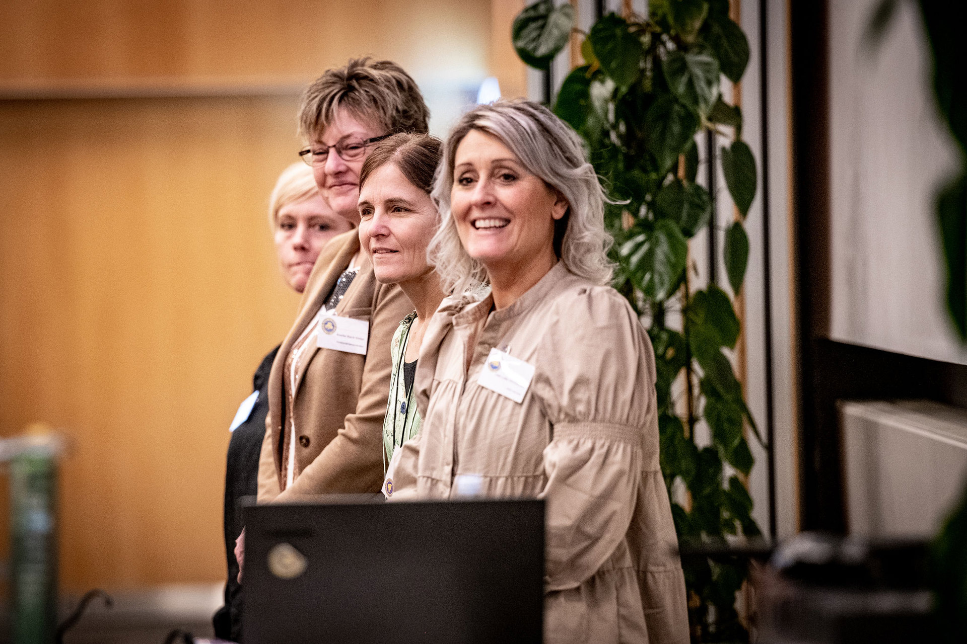 Til graduation hvor flere bestyrelsesmedlemmer snakker til familier og brugere