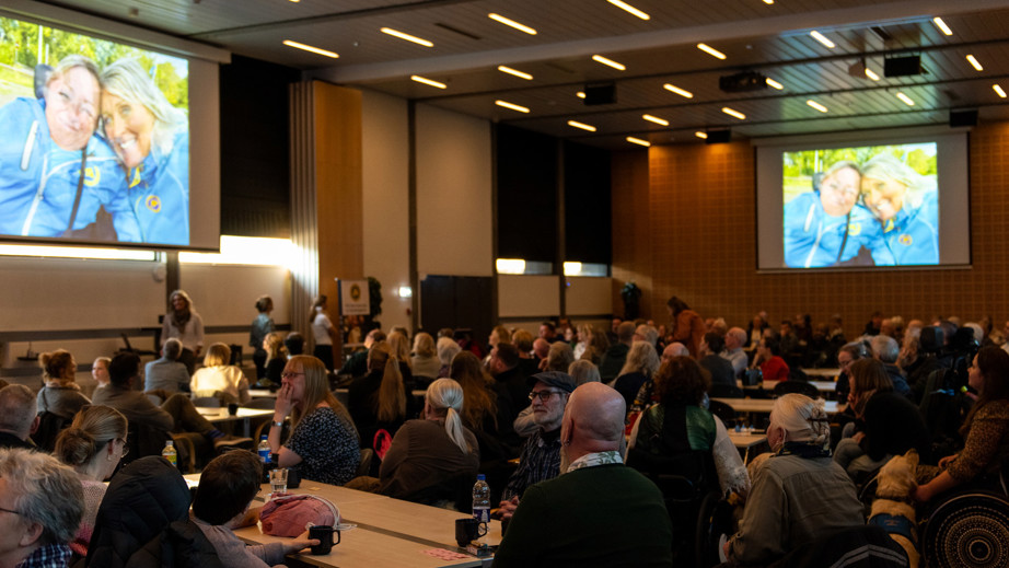 Der vises en præsentation frem på storskærmene til graduation