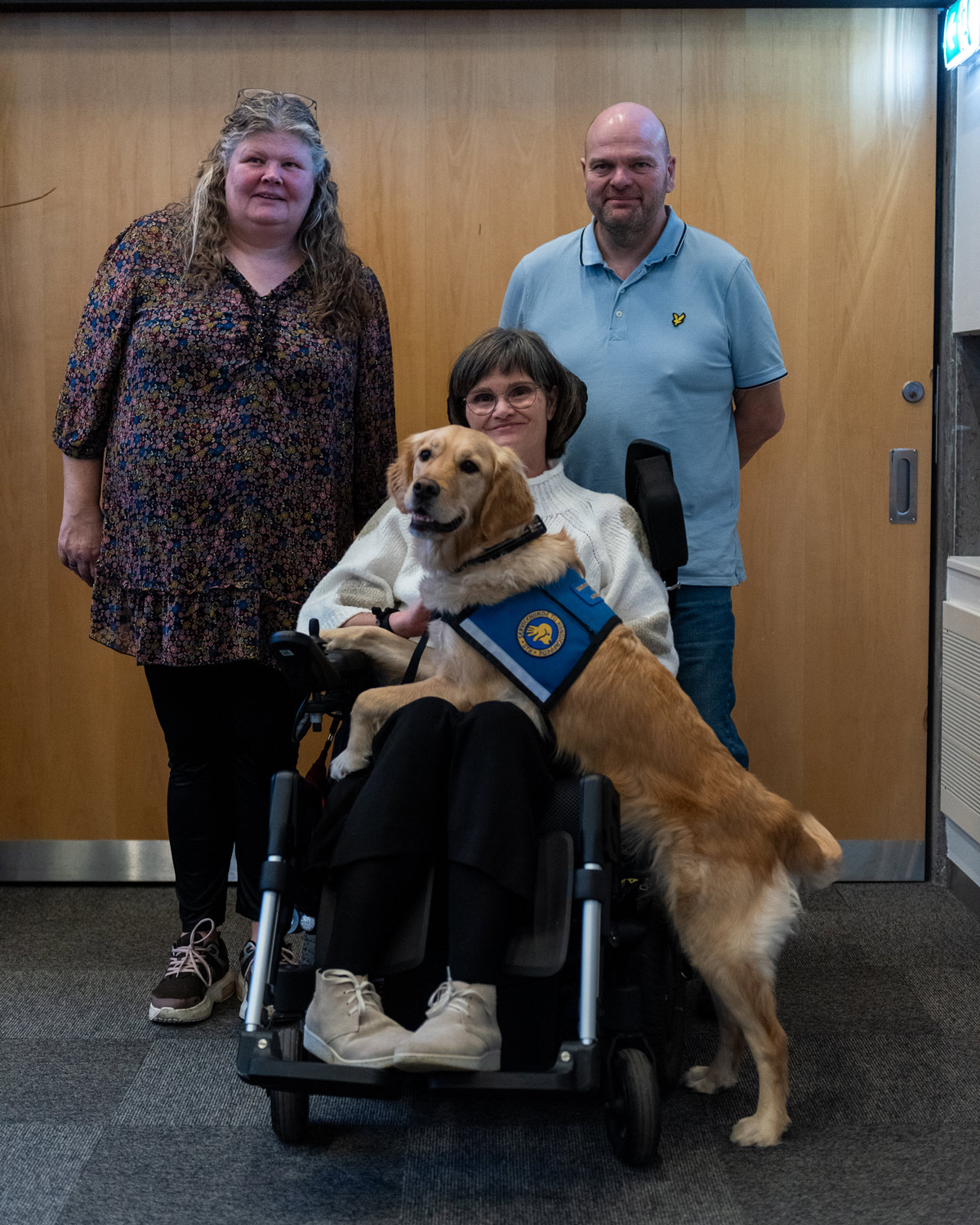 Bruger og servicehund sammen med hvalpeværter