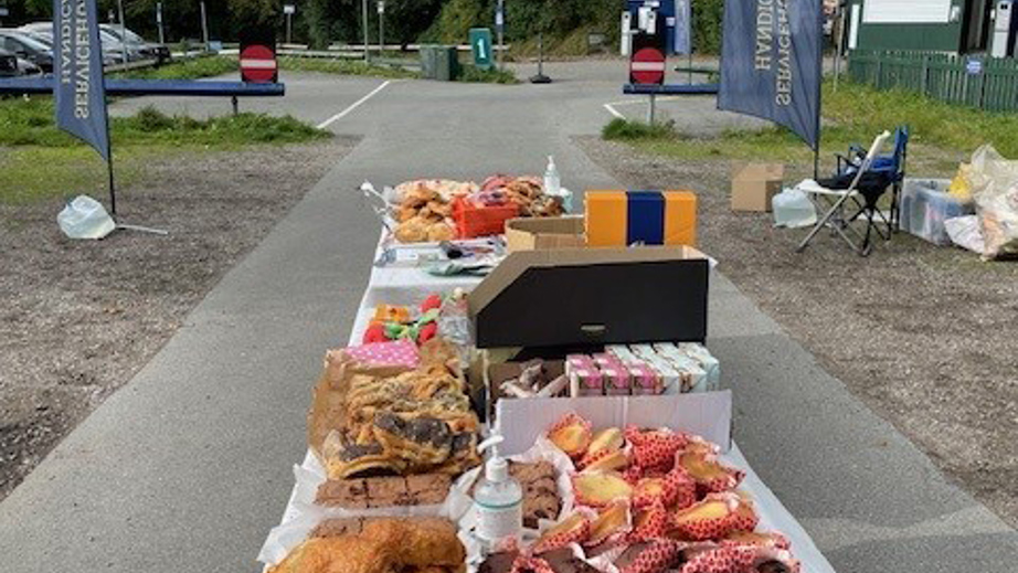 Stort kagebord forskellige slags kager