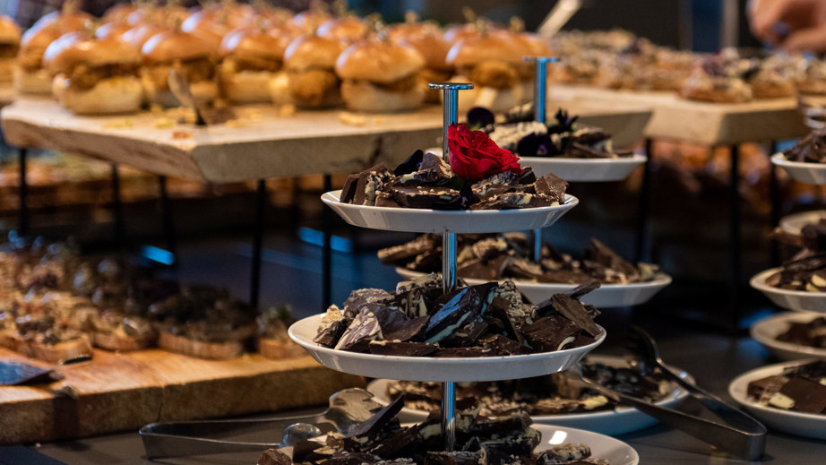 Kagebord og mad til graduation