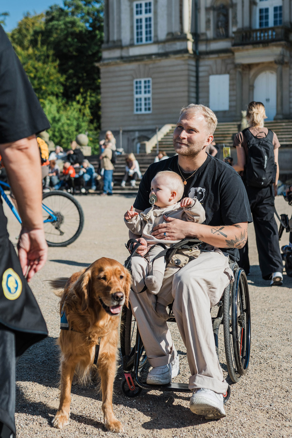Bruger med hans barn og servicehund ved siden af til Dog A Thon
