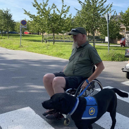 Bruger Jan Sammen med servicehunden Dallas på vej over et fodgængerfelt