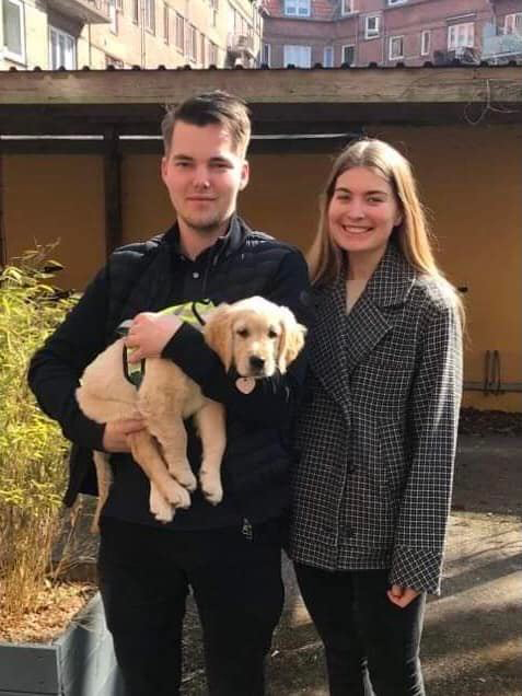 Hvalpeværterne Andreas og Ida sammen med hvalpeaspirant Daisy