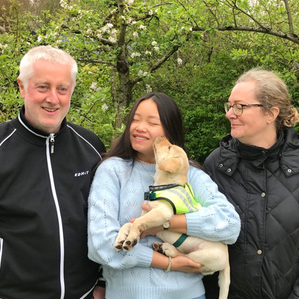 Hvalpevært sammen med hvalpeaspirant og familien