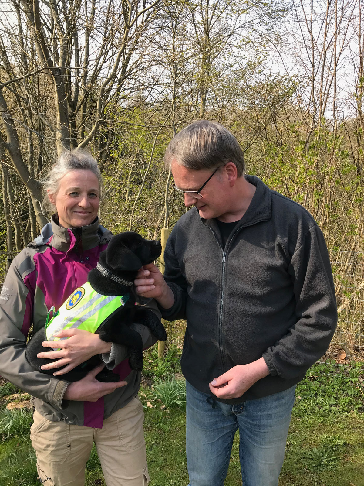 Hvalpeværter med hvalpeaspirant i skoven