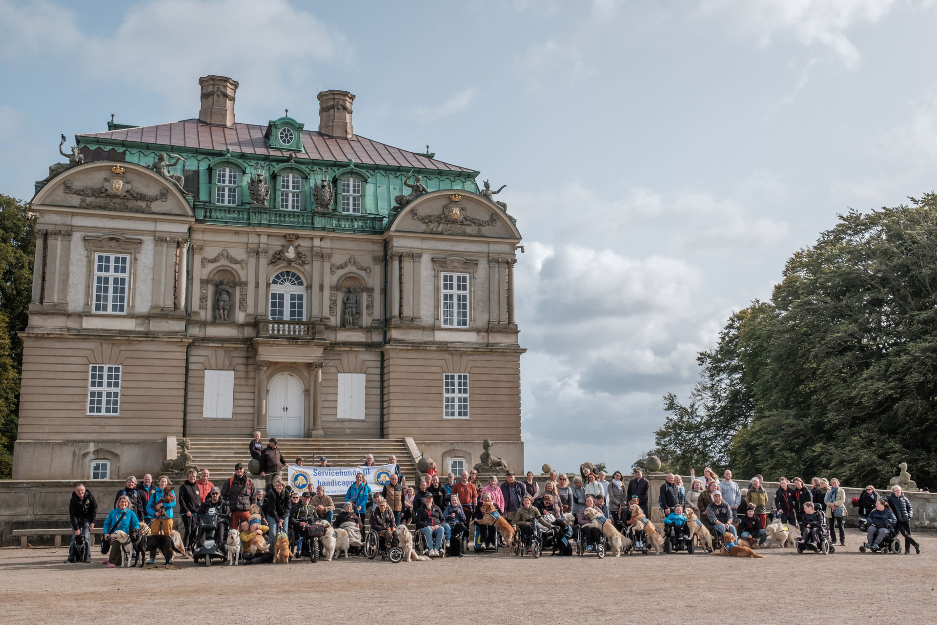Fællesbillede foran stor flot bygning til Dog A Thon