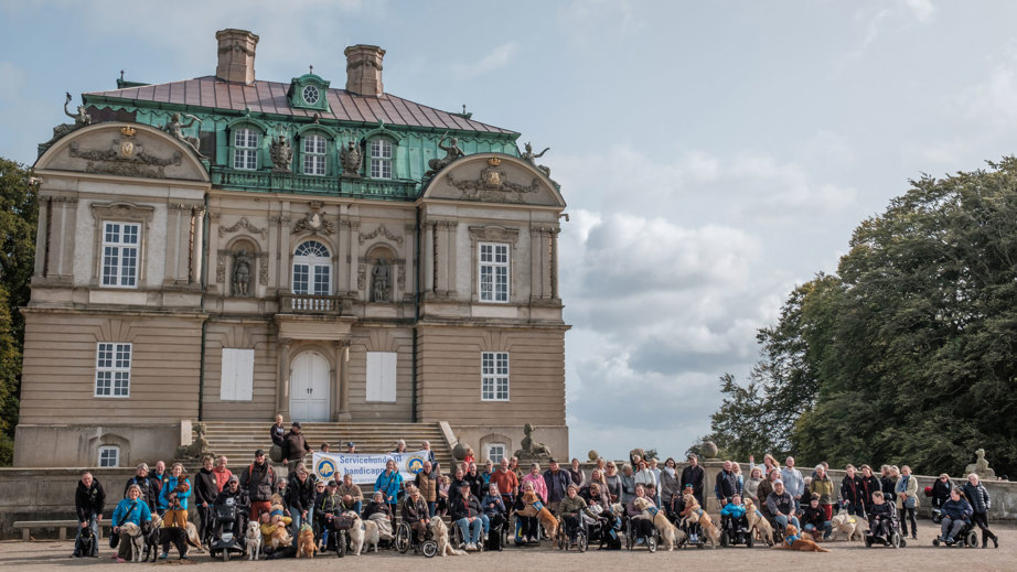 Fællesbillede foran stor flot bygning til Dog A Thon