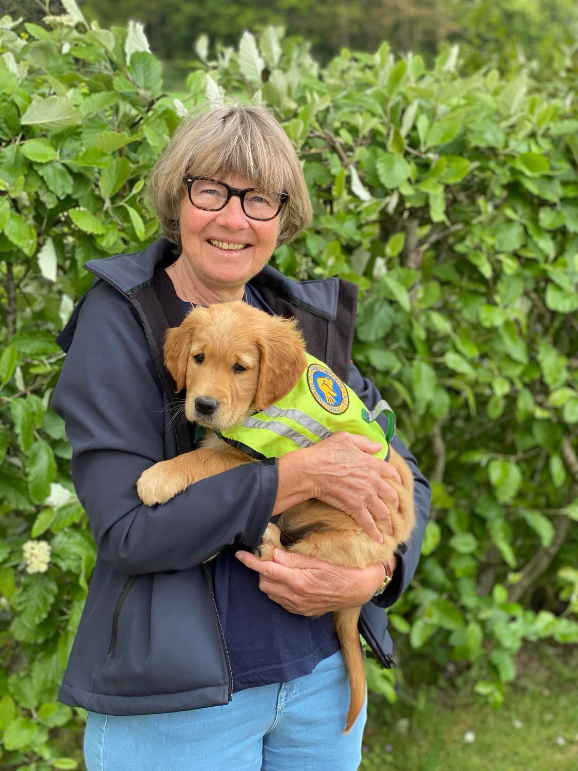 Hvalpevært Anne sammen med hvalpeaspirant Rover