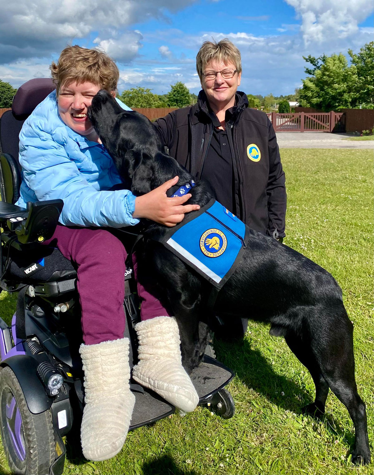 Hundeinstruktør Anette sammen med Simone og servicehunden Ludvig