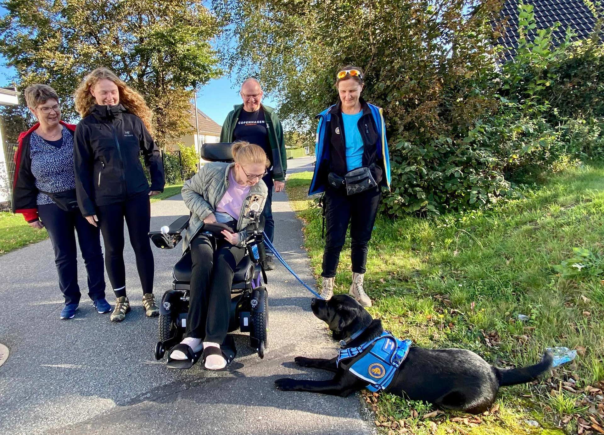 Servicehunden Stella på tur med Marianne og hendes familie