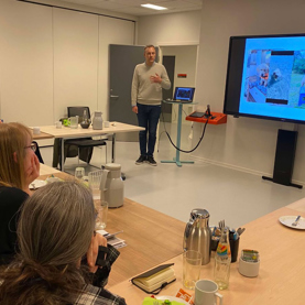 Præsentation af hvalpeaspiranter til et informationsmøde