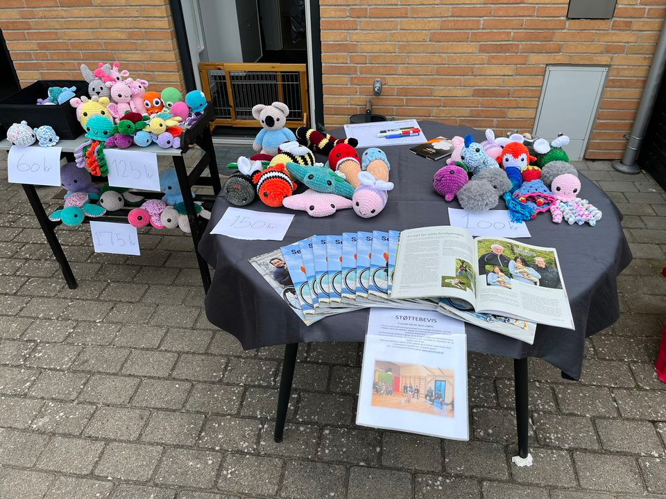 Et bord med hæklede dyr til donation til STH fra Emily