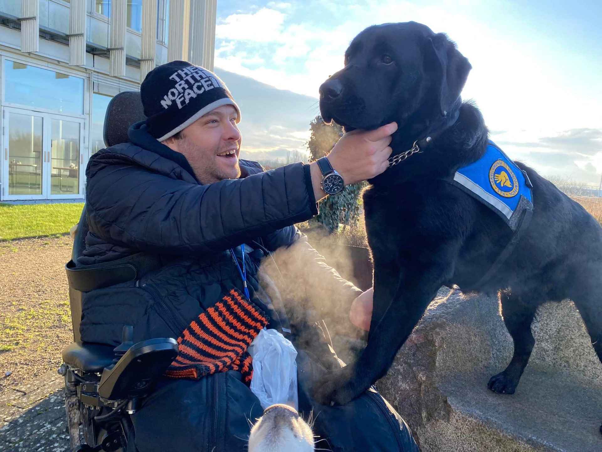 Servicehund Sorba og bruger Christian på tur udenfor sammen