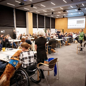 Der bliver hold taler til brugere og servicehunde til graduation