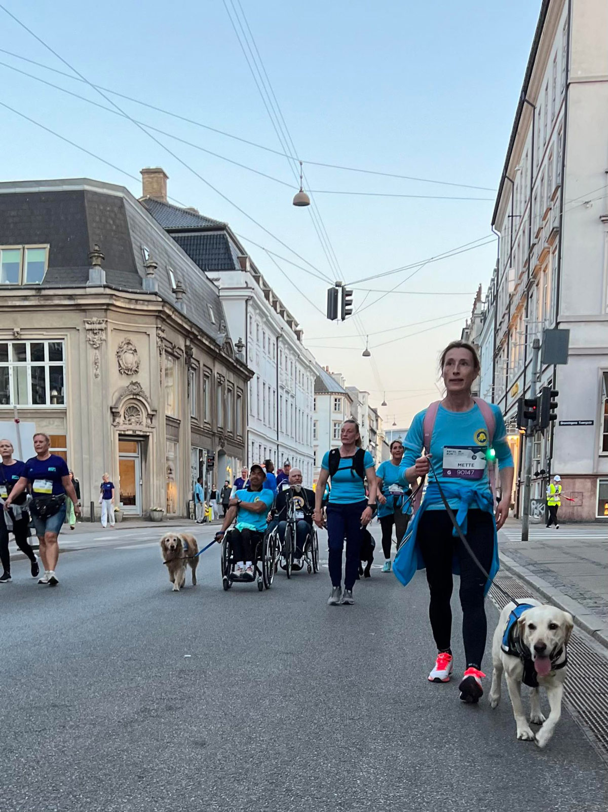 Formanden for STH løber Royal Run med en servicehund