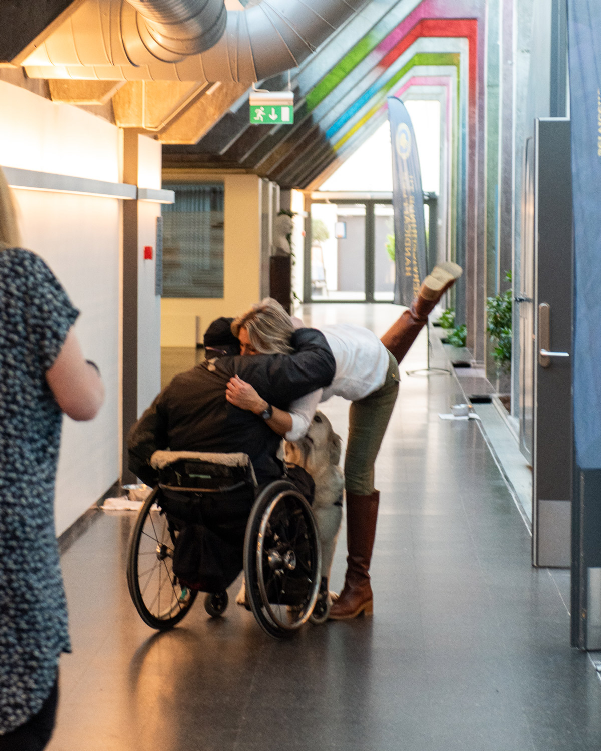 Et bestyrelsesmedlem krammer en bruger til graduation