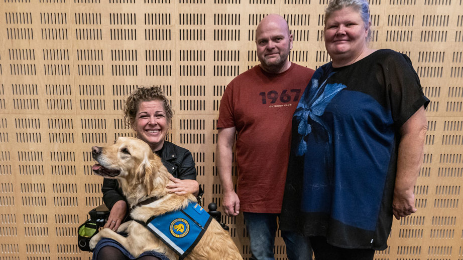 Graduation af servicehunden Roxy og Rie med hvalpeværterne til Roxy i baggrunden