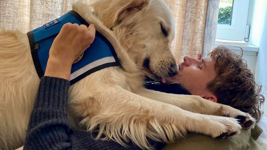 Sebastian og servicehunden Mc Kinney