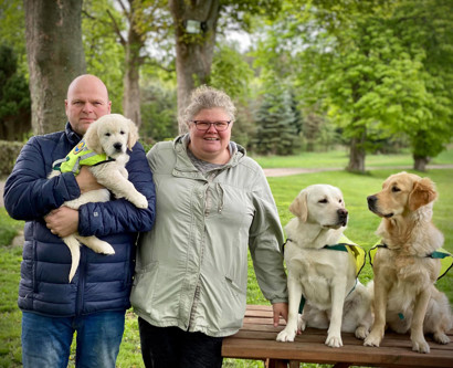 Familie med servicehunde og en hvalpeaspirant