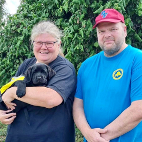 Hvalpeværterne Jette og Søren der holder hvalpeaspiranten Yukon