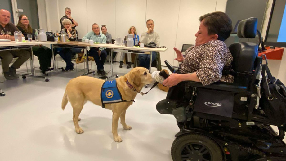 Informationsaften med bruger Christina og servicehunden Frigga der fortæller