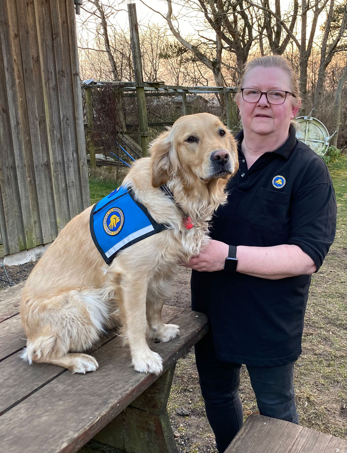 Hundetræner Helle med servicehunden Roxy udenfor