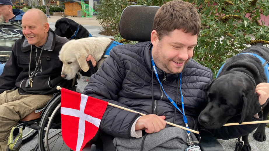 Bruger Buster med servicehunden Stormy og Christian sammen med servicehunden Sorba