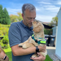 Hvalpeaspirant Pippi snuser til hvalpevært Bo