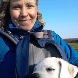 Bestyrelsesmedlem Elisabeth og servicehunden Mocca