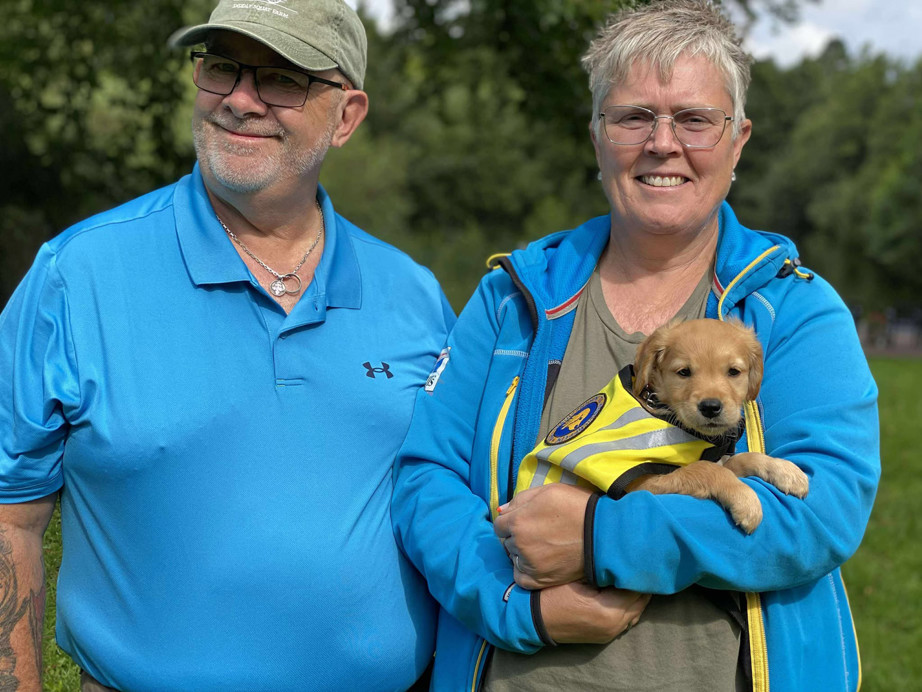 Hvalpeaspirant Penny sammen med hvalpevært Lisbeth og Husbon