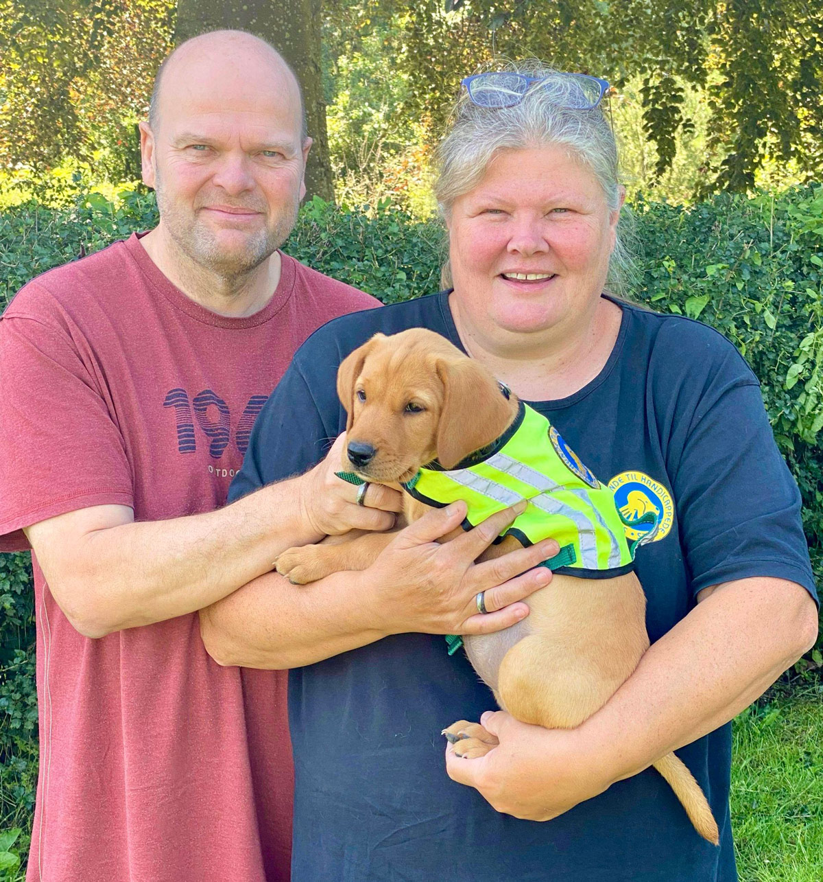 Hvalpeaspirant Civa sammen med hvalpeværterne Jette og Søren