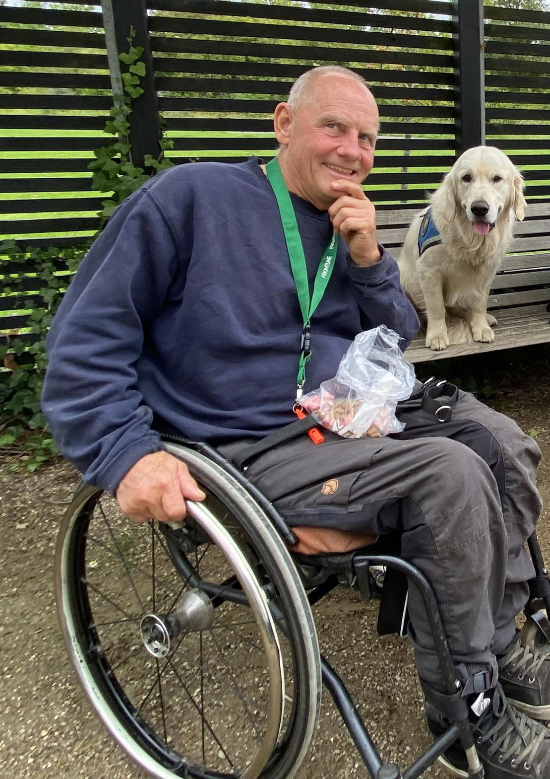 Buster og servicehunden Stormy